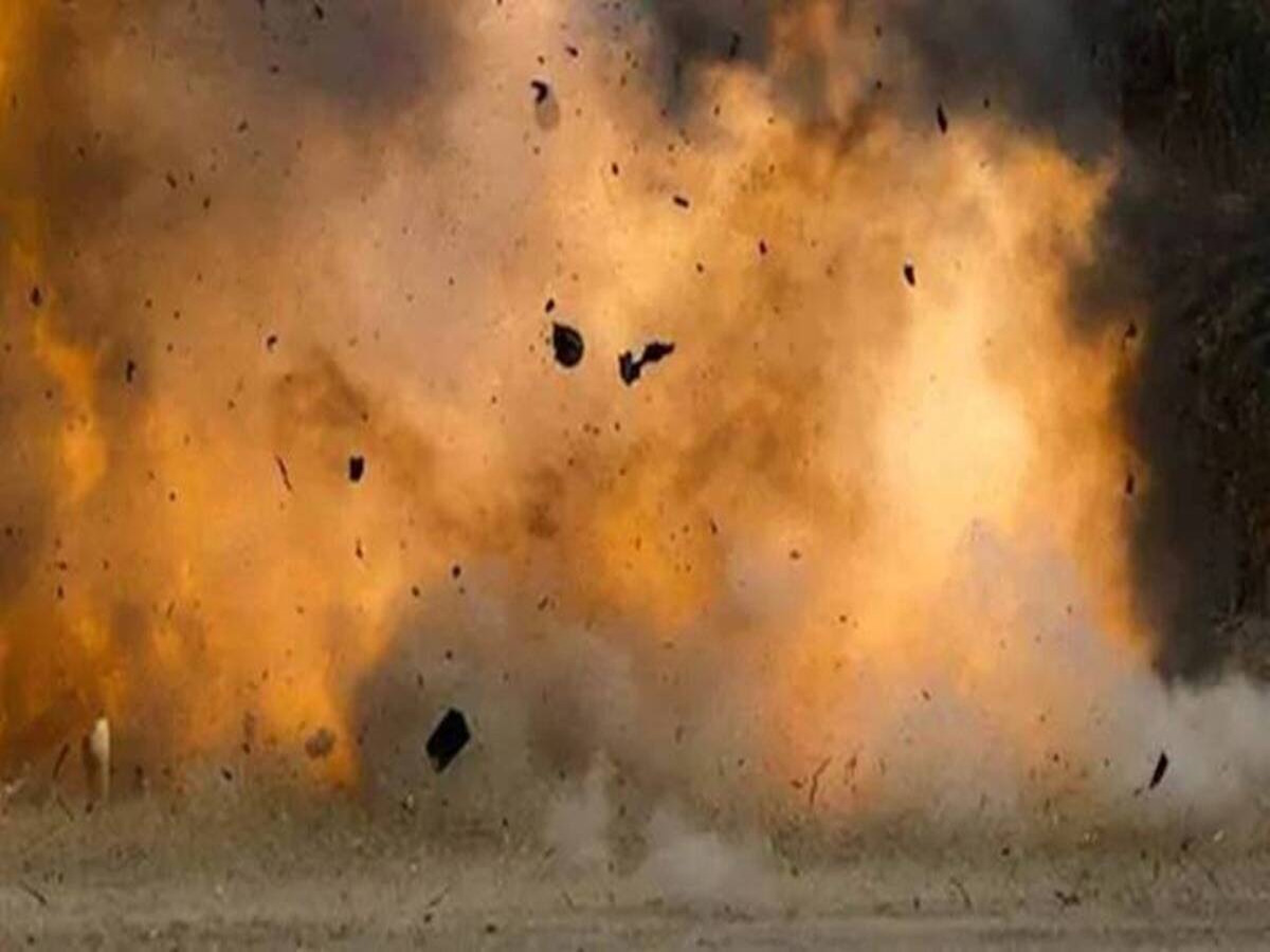 Trinmool Congress के पंचायत मेंबर के घर में ब्लास्ट, तबाह हुआ पूरा घर Trinmool Congress के पंचायत मेंबर के घर में ब्लास्ट, तबाह हुआ पूरा घर