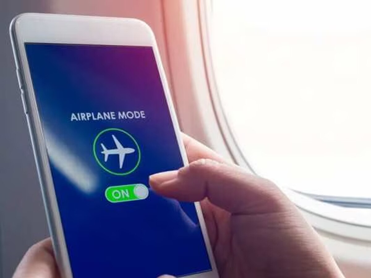 हवाई यात्रा के दौरान फोन को Flight Mode पर ना लगाया तो क्या होगा? जानें क्यों फ्लाइट का क्रू हर पैसेंजर से करवाता है ये काम 