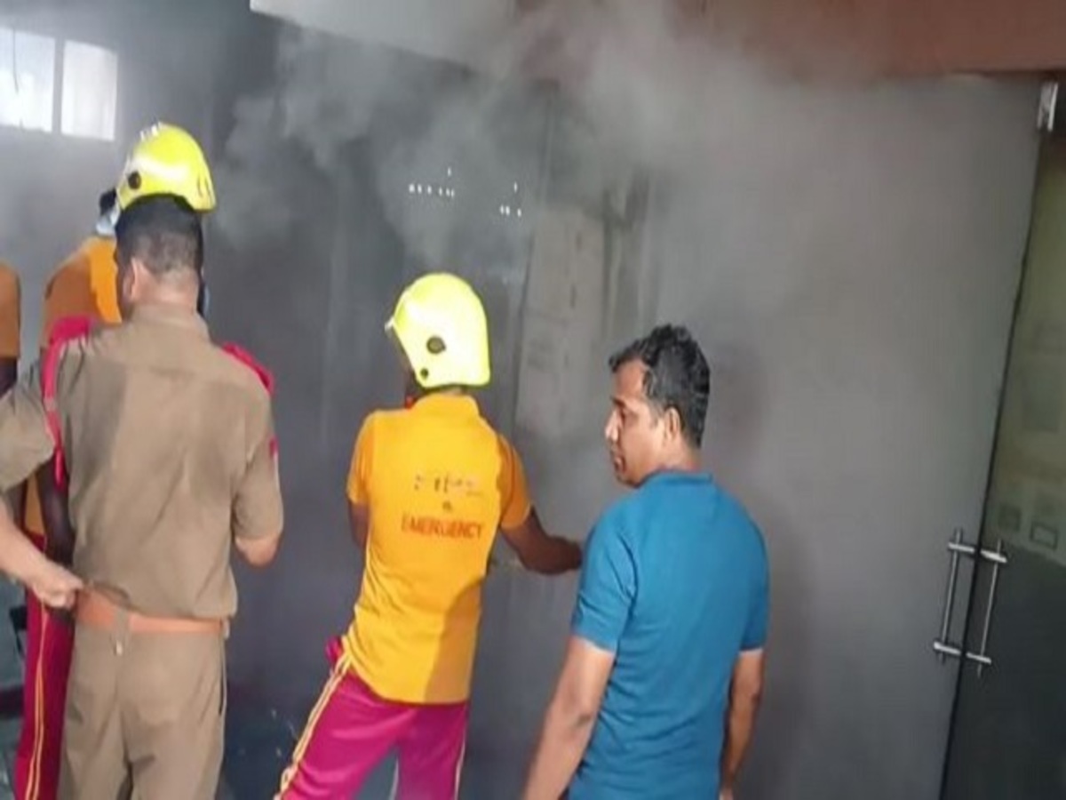 Bhubaneswar Fire Accident: ଅଫିସ୍ ଷ୍ଟେସନାରୀ ଦୋକାନରେ ଲାଗିଲା ନିଆଁ, ସର୍ଟ ସର୍କିଟ କାରଣରୁ ଅଗ୍ନିକାଣ୍ଡ ସନ୍ଦେହ