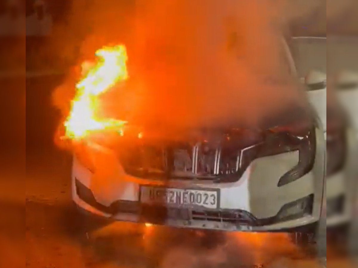 Mahindra XUV700 में हाईवे पर लगी भयंकर आग, फेल हो गया ये फीचर! देखें वीडियो