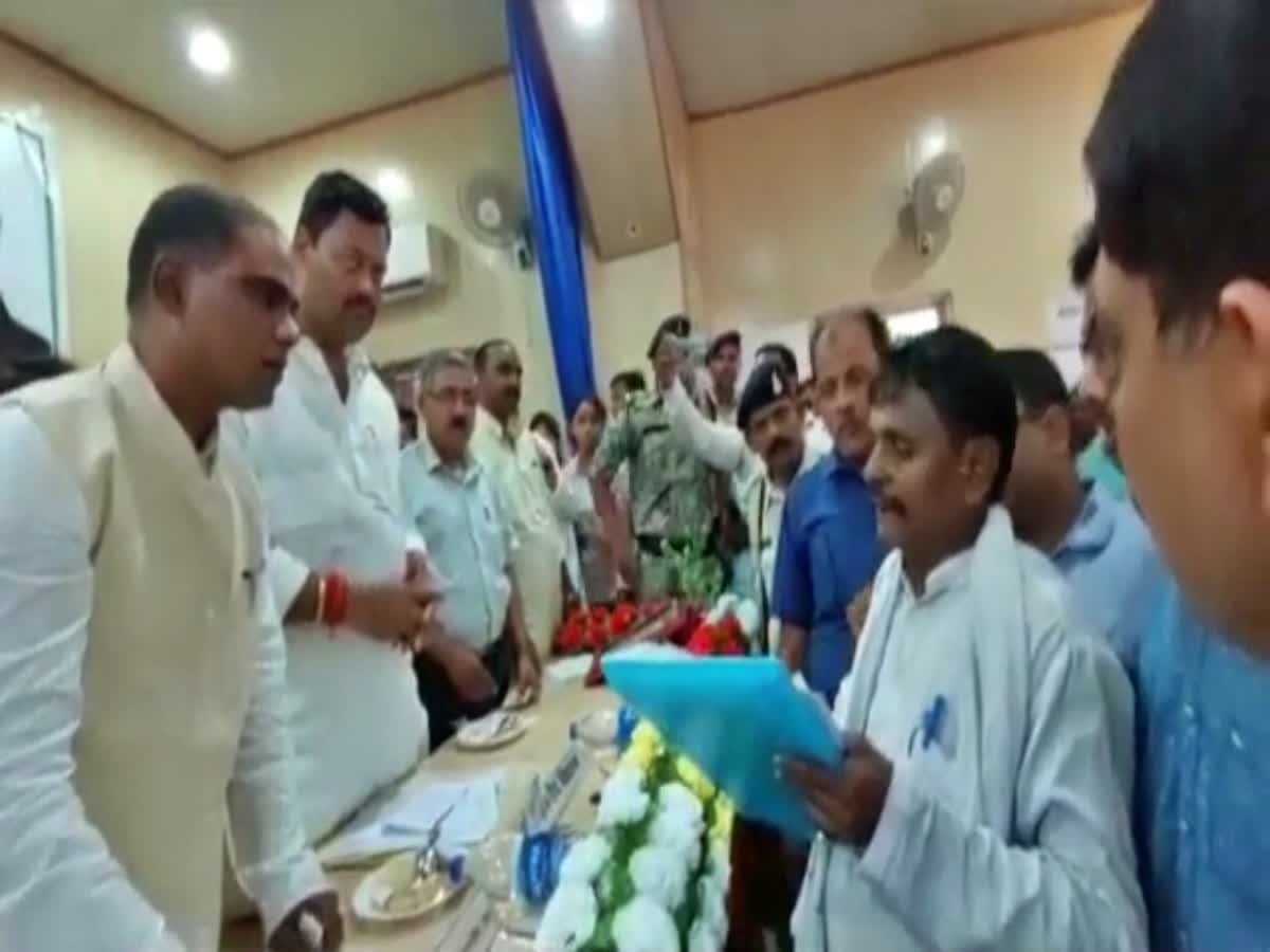 Minister Surendra Ram and BJP MLA Lakhendra Roshan clashed in vaishali