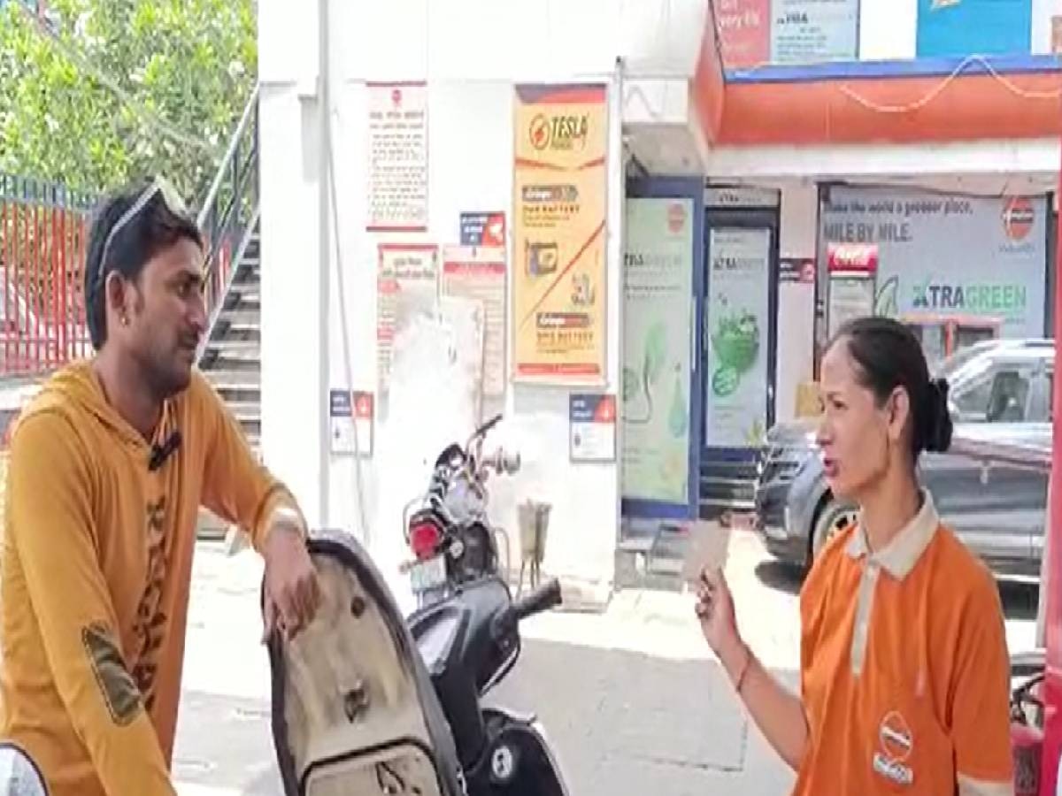 गाजियाबाद में पेट्रोल पंप की महिला कर्मी से बहस करता युवक 