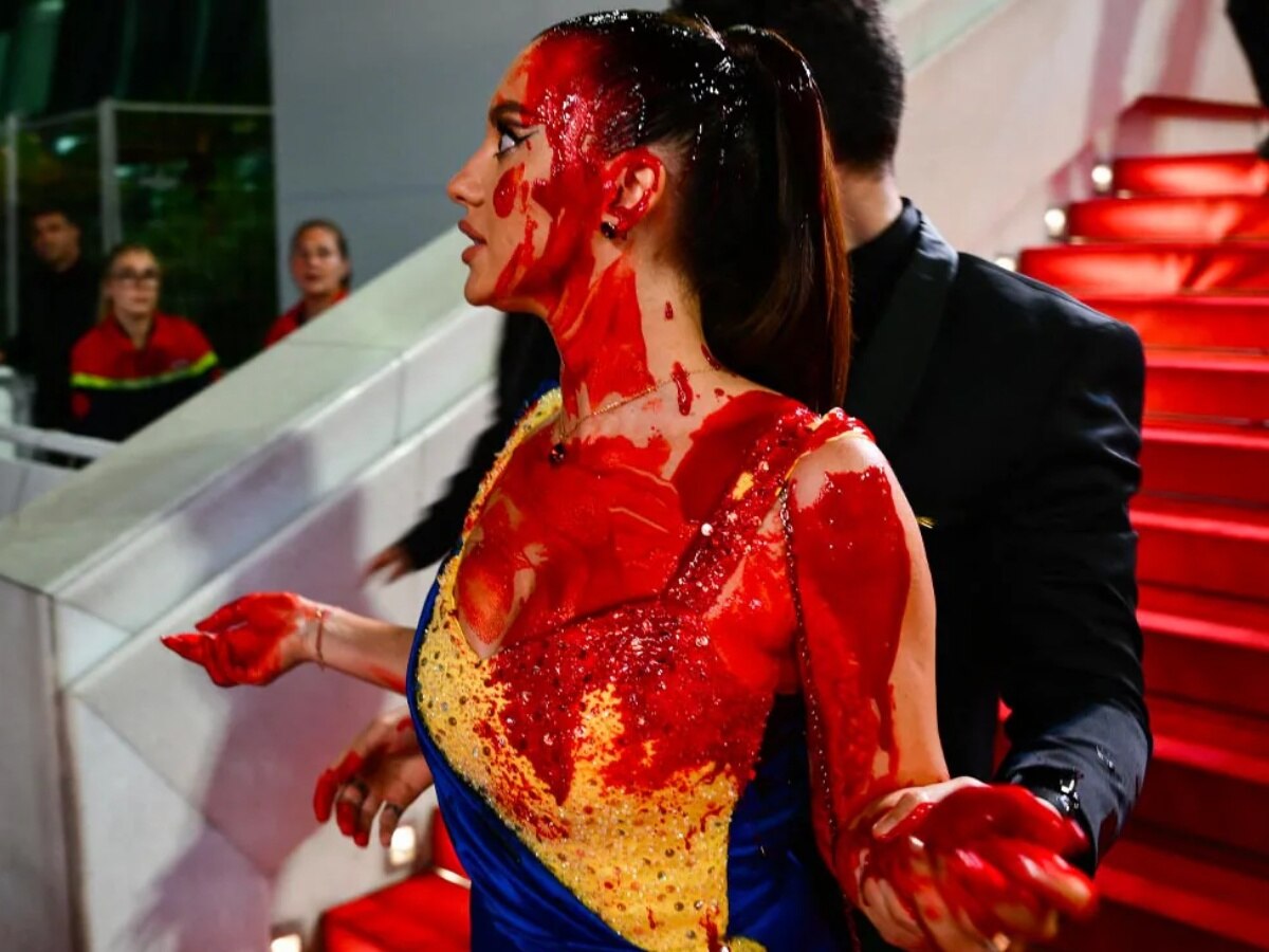 Cannes 2023: रेड कार्पेट पर क्यों &#039;खून&#039; से लथपथ हुई महिला? सन्न कर देगा VIDEO
