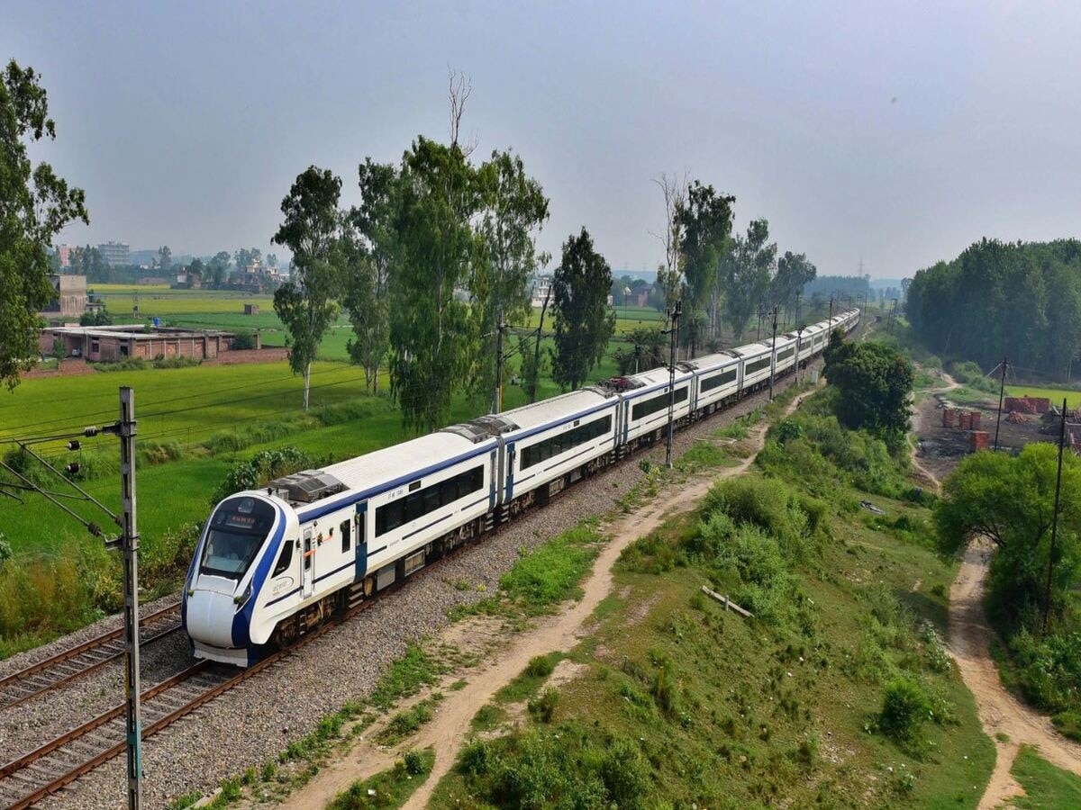 Indian Railway: ଦେଶର ୧୫ ମାର୍ଗରେ ସେବା ଯୋଗାଉଛି ବନ୍ଦେ ଭାରତ ଏକ୍ସପ୍ରେସ; ଜାଣନ୍ତୁ ସମ୍ପୂର୍ଣ୍ଣ ତାଲିକା