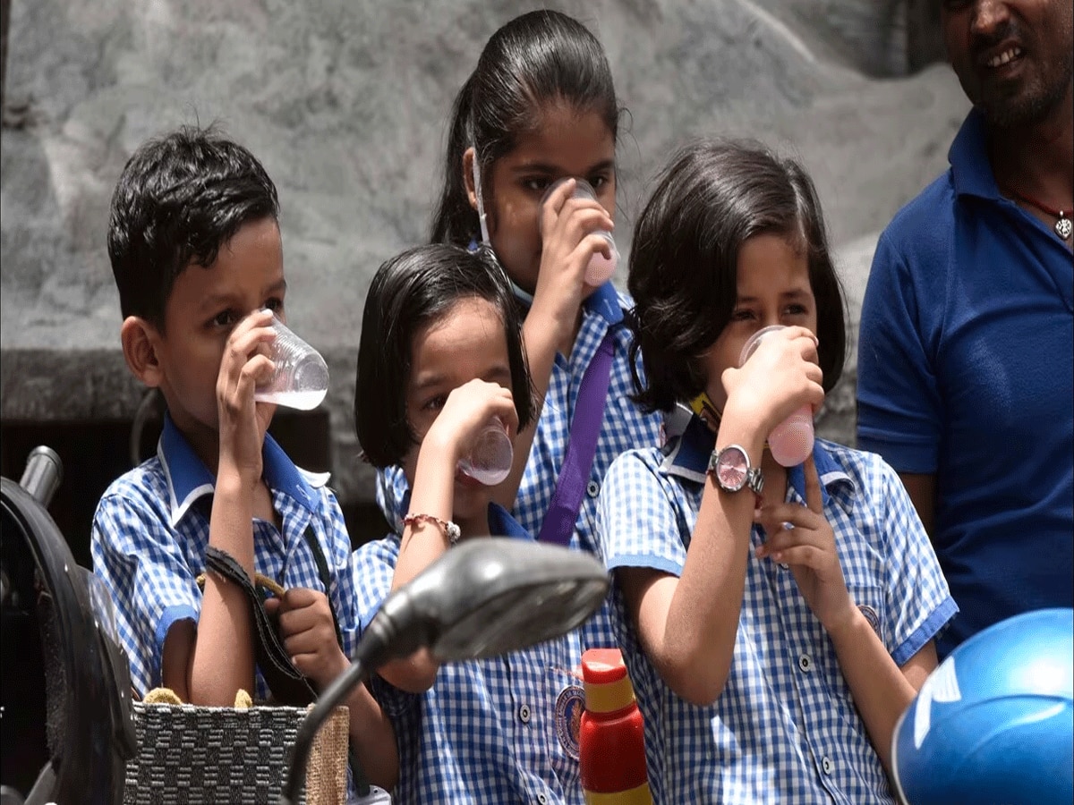 Haryana News: भीषण गर्मी के चलते हरियाणा के स्कूलों में नई गाइडलाइन जारी, हर घंटे पानी पीने के लिए बजे घंटी
