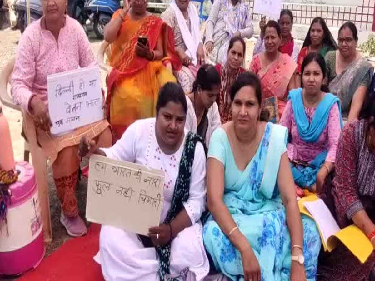 Pratapgarh news: आठवें दिन भी जारी रहा स्वास्थ्य एवं चिकित्सा विभाग की महिला स्वास्थ्यकर्मियों का सचिवालय के बाहर धरना प्रदर्शन