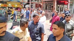 Mukesh Ambani पोते-बहु के साथ पहुंचे सिद्धिविनायक मंदिर, वीडियो हुआ वायरल