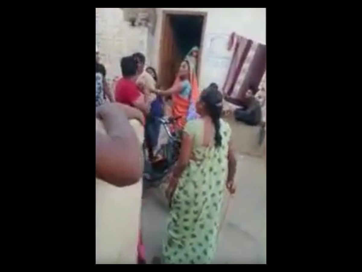 MP News: पूर्व BJP पार्षद को महिलाओं ने चप्पलों से पीटा, धुनाई का वीडियो वायरल