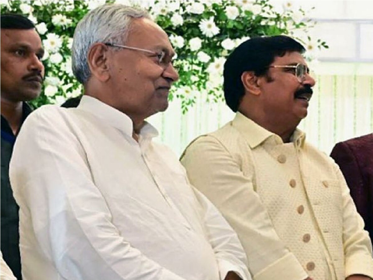 नीतीश कुमार के साथ आनंद मोहन (File Photo)