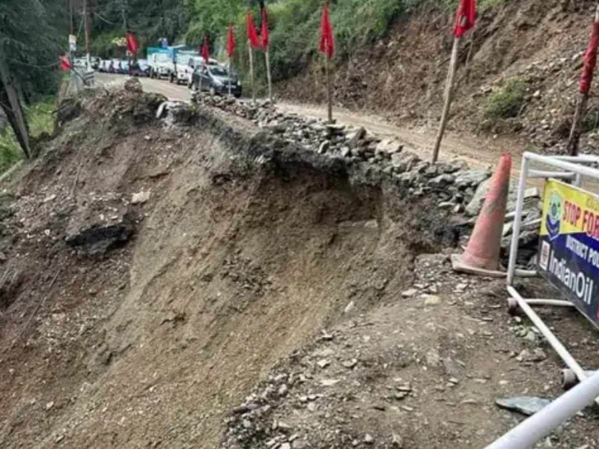Landslide: हिमाचल में अंधड़, बारिश और तूफान ने मचाई तबाही! पेड़ गिरने से 1 की मौत, कई घायल 