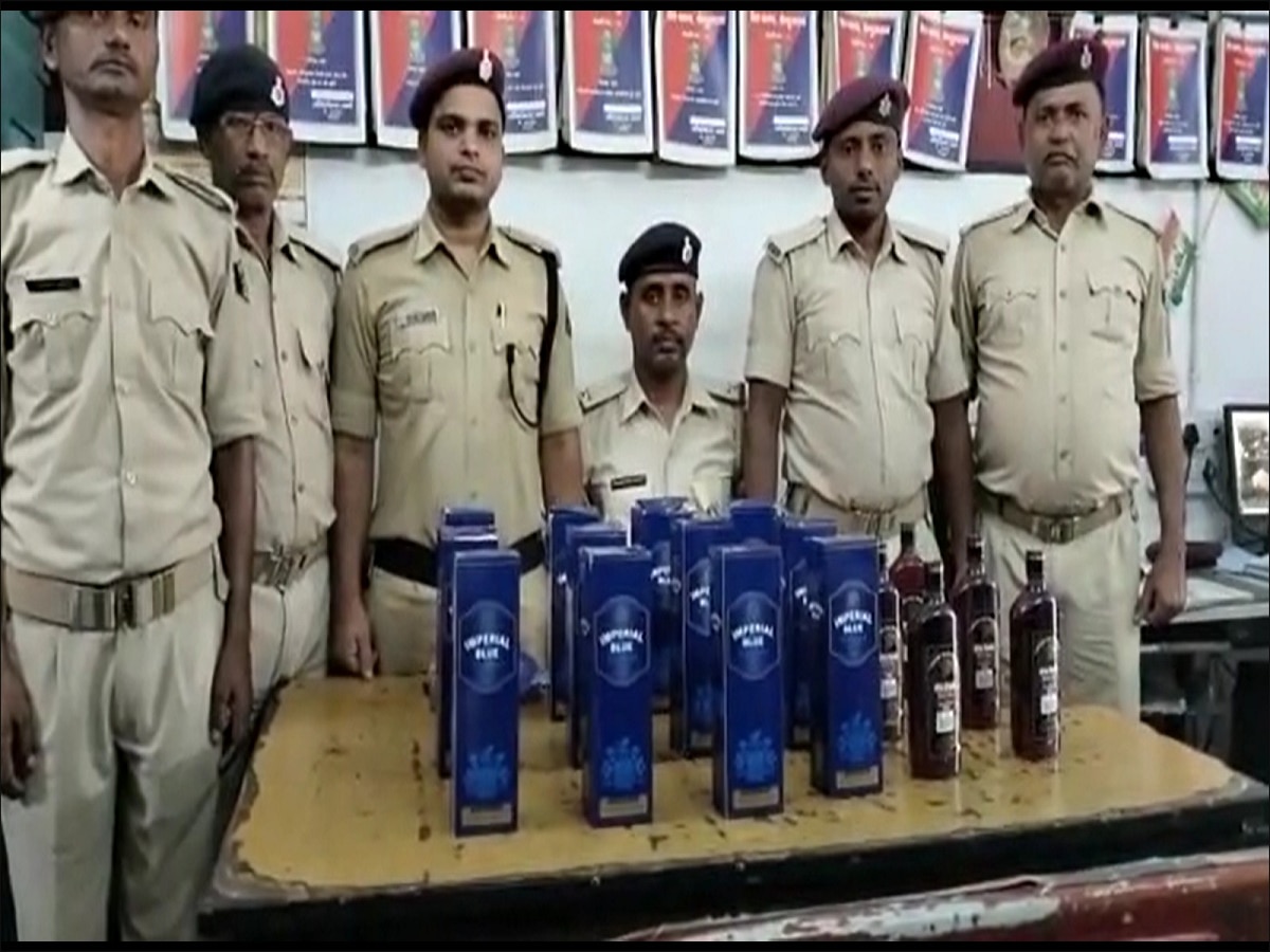 डिब्रूगढ़ लोकमान्य एक्सप्रेस ट्रेन से 18 बोतल विदेशी शराब बरामद, पुलिस जांच में जुटी