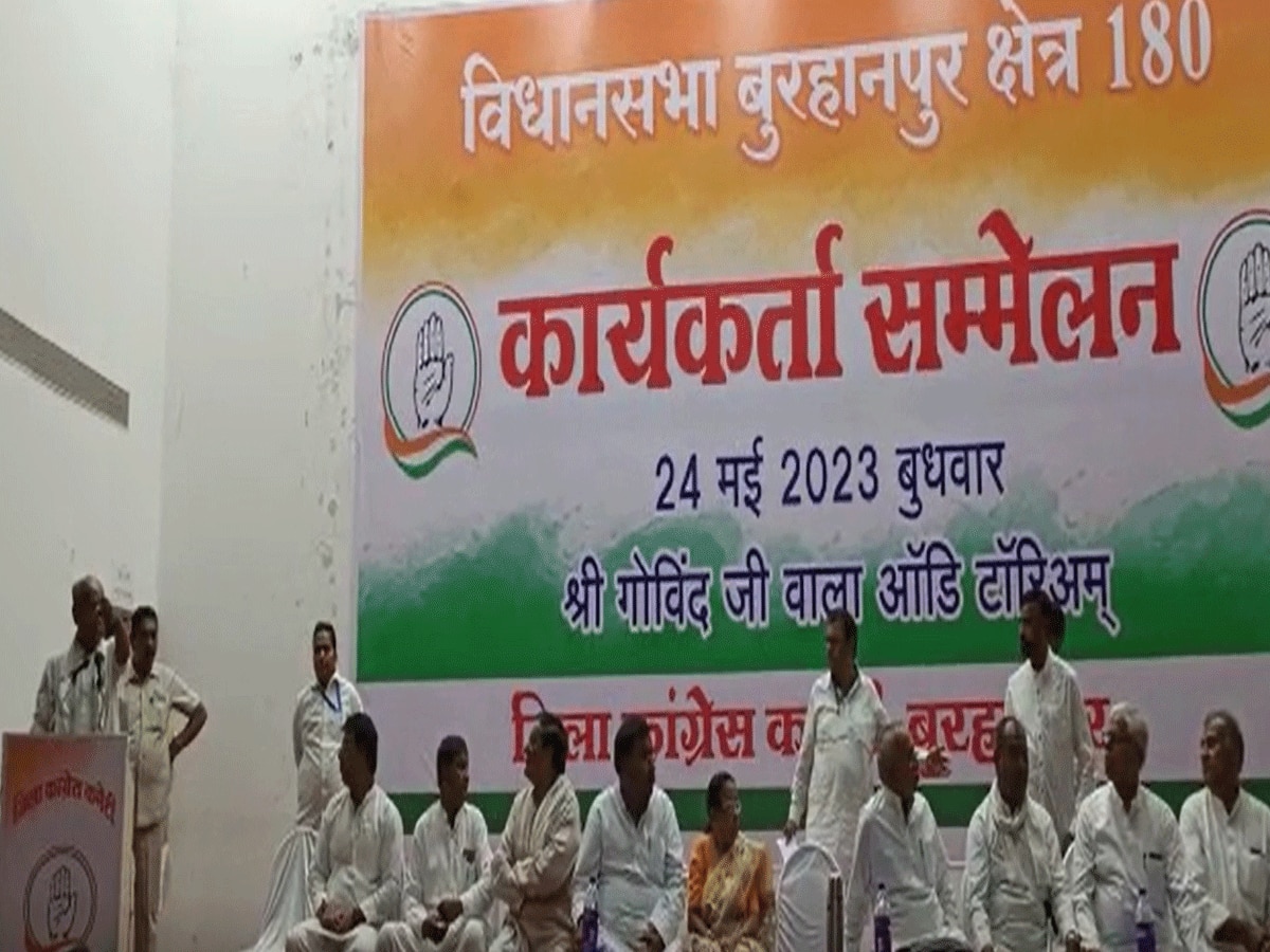 Madhya Pradesh: कांग्रेस के एकजुटता अभियान में मुस्लिम नेता पर भड़के दिग्विजय सिंह; मंच से नीचे उतारा