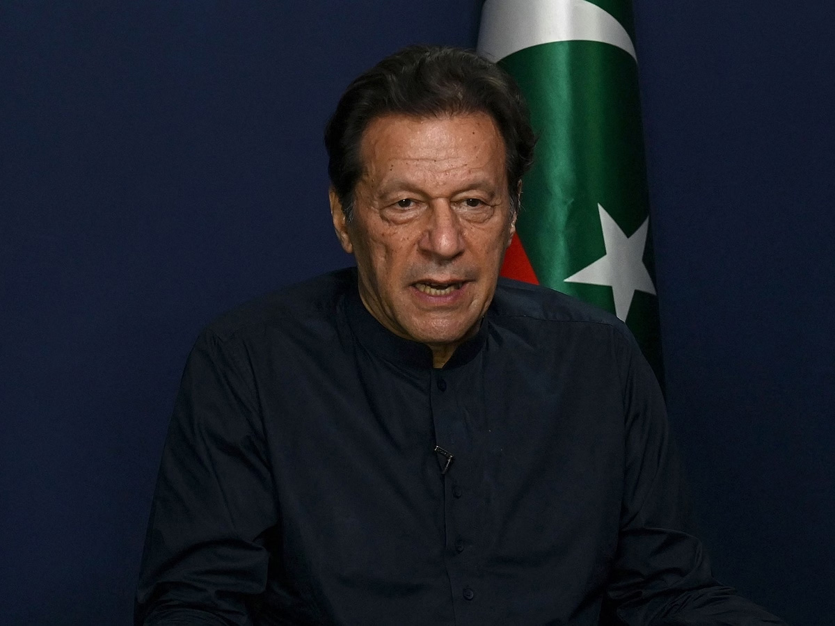 Pakistan News: हर रोज ढह रहा है इमरान की मेहनत का किला, अब इस करीबी ने दिया धोखा Pakistan News: हर रोज ढह रहा है इमरान की मेहनत का किला, अब इस करीबी ने दिया धोखा