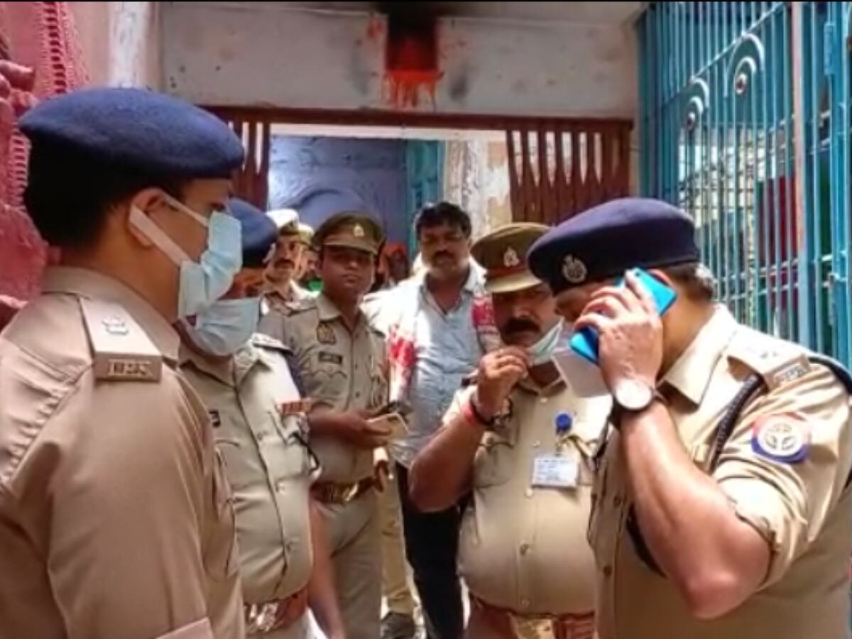 Varanasi: बंद कमरे में तीन लाश मिलने से मचा हडकंप, गुत्थी सुलझाने में उलझी पुलिस