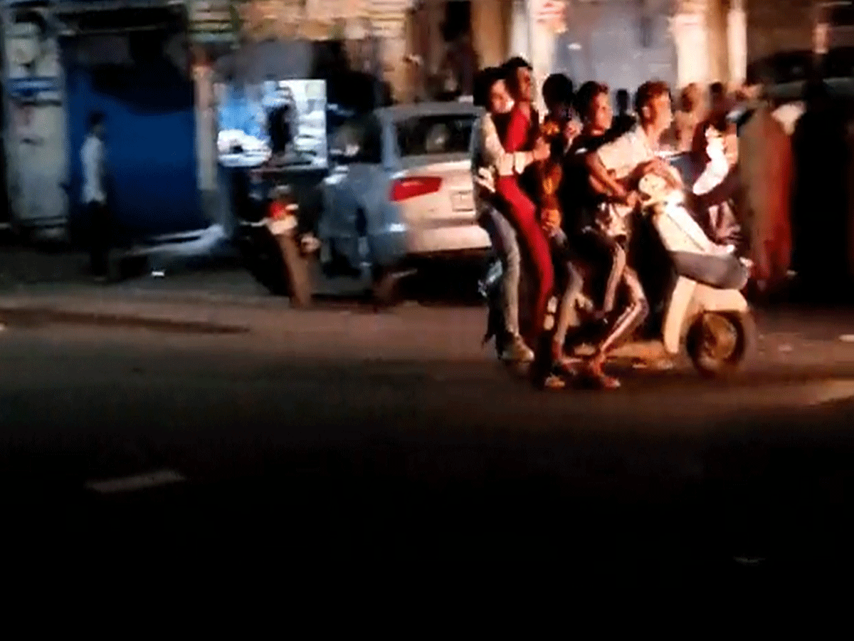 Ghaziabad Traffic Rules: नहीं थम रहा ट्रैफिक नियमों का उल्लंघन, देखें वायरल वीडियो