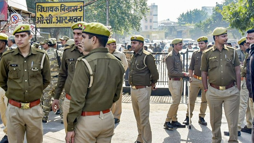 बुलंदशहर में दिनदहाड़े घर में घुसकर महिला का गला रेता, पुलिस के खिलाफ गुस्सा फूटा