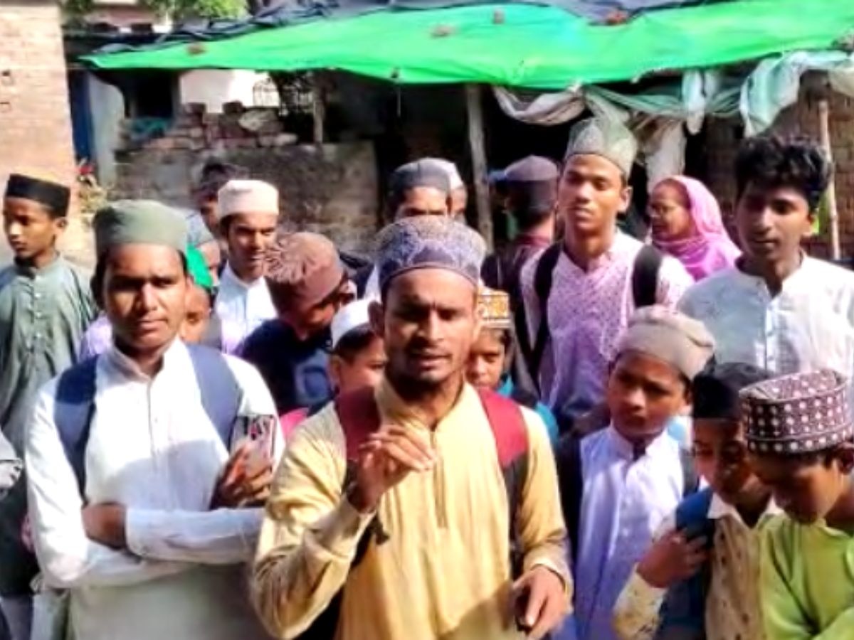 Maharajganj: मदरसे के मौलवी के खिलाफ फूटा मदरसा छात्रों का गुस्सा, शिक्षकों को मौके से भागना पड़ा