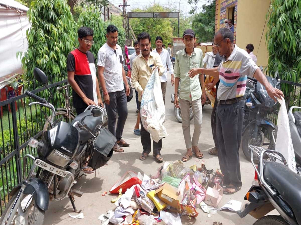 बूंदी में कचरे का उठान ना होने से नाराज लोगों ने आयुक्त कार्यालय के बाहर कचरा डालकर जताया विरोध