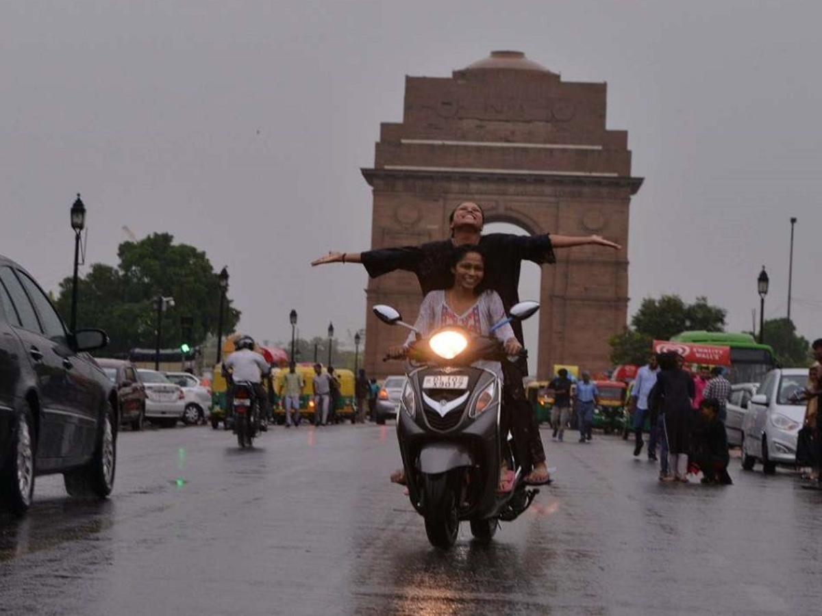 Delhi Rain: तेज हवा और झमाझम बारिश ने बदला दिल्ली का मौसम, गर्मी से मिली राहत