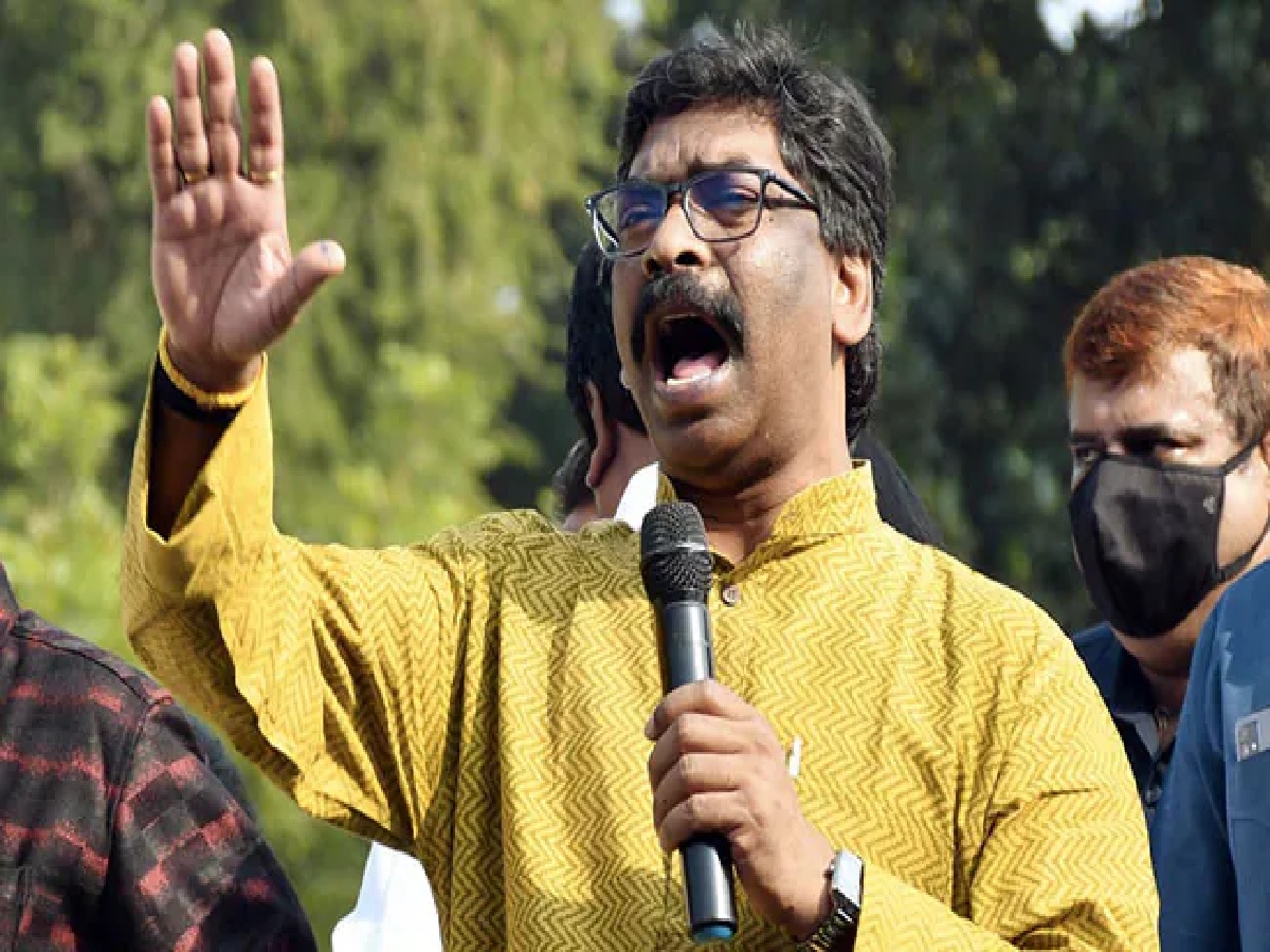 राष्ट्रपति द्रौपदी मुर्मु के सामने CM हेमंत ने उठाई आदिवासियों के लिए अलग धर्म कोड की मांग, जानें क्या हैं इसके मायने राष्ट्रपति द्रौपदी मुर्मु के सामने CM हेमंत ने उठाई आदिवासियों के लिए अलग धर्म कोड की मांग, जानें क्या हैं इसके मायने