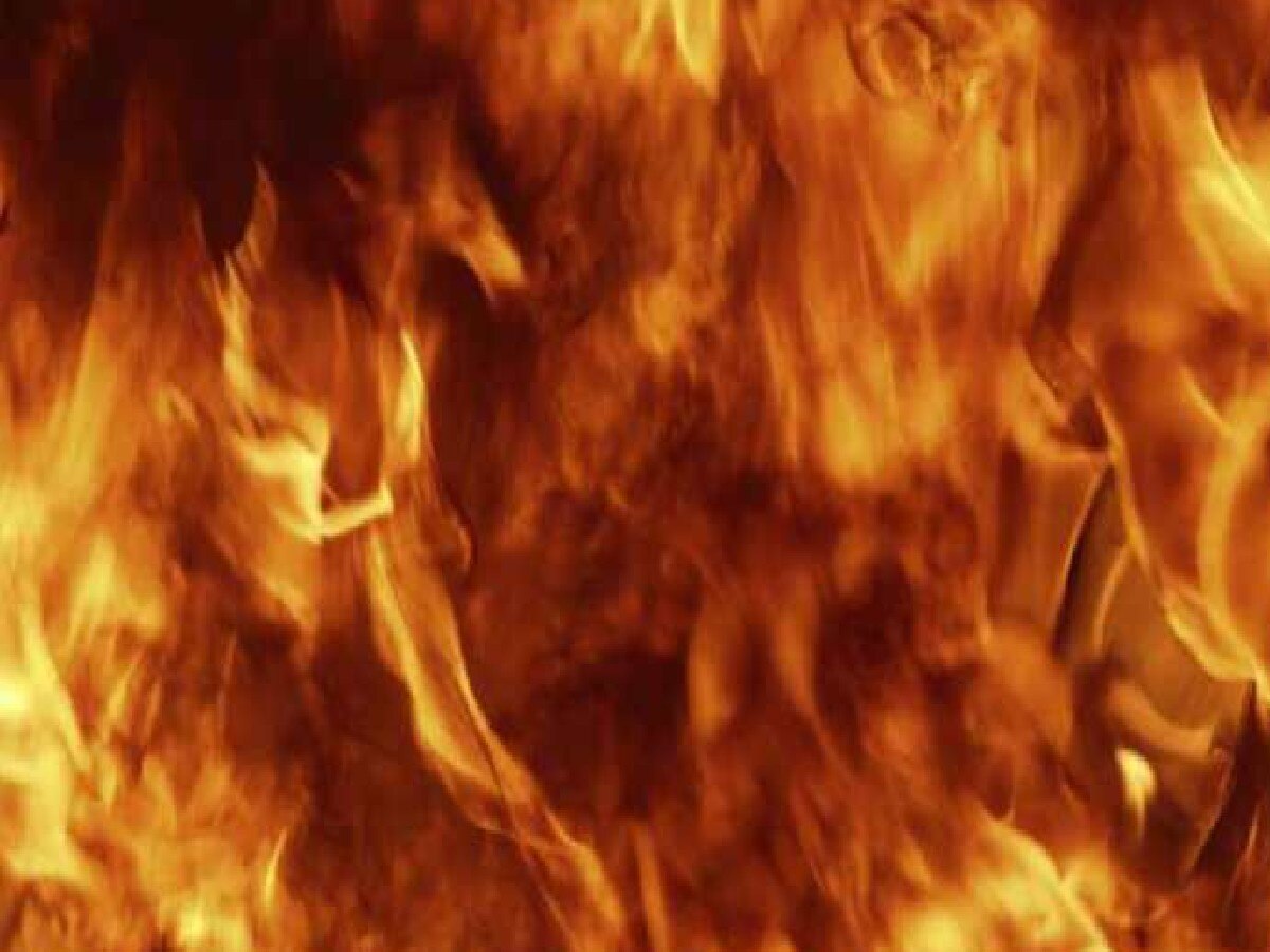 Noida Fire News: सेक्टर-138 में बंद गोदाम में लगी भीषण आग, 8 फायर टेंडर ने पाया काबू