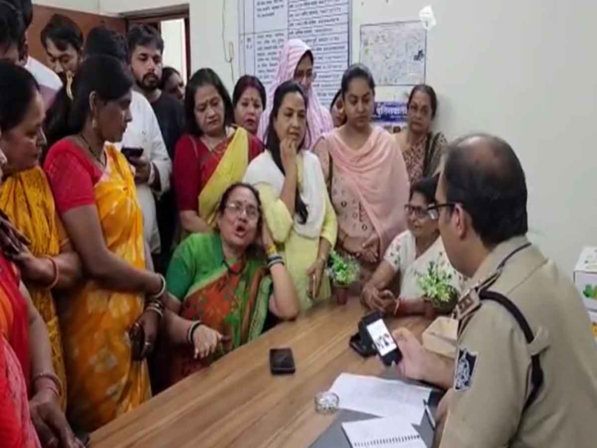 कांग्रेसियों ने भाजपा नेत्री के साथ खिंचवाई फोटो, फिर कर दी वायरल, जानिए मामला