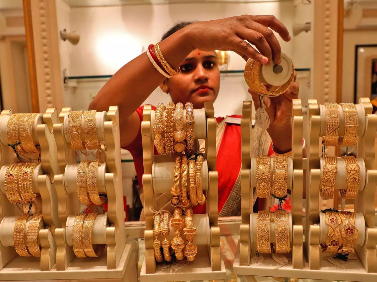 Gold Price Today: लगातार सस्‍ता हो रहा गोल्‍ड, सोना 1700-चांदी में 7000 ₹ की ग‍िरावट; क्‍या रह गया रेट