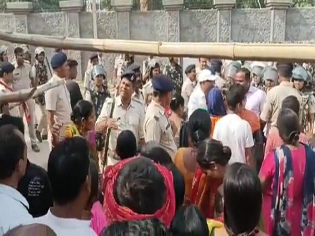 Ashok Rajpath Patna Police engaged in crushing the protest against demolition of 300 ...