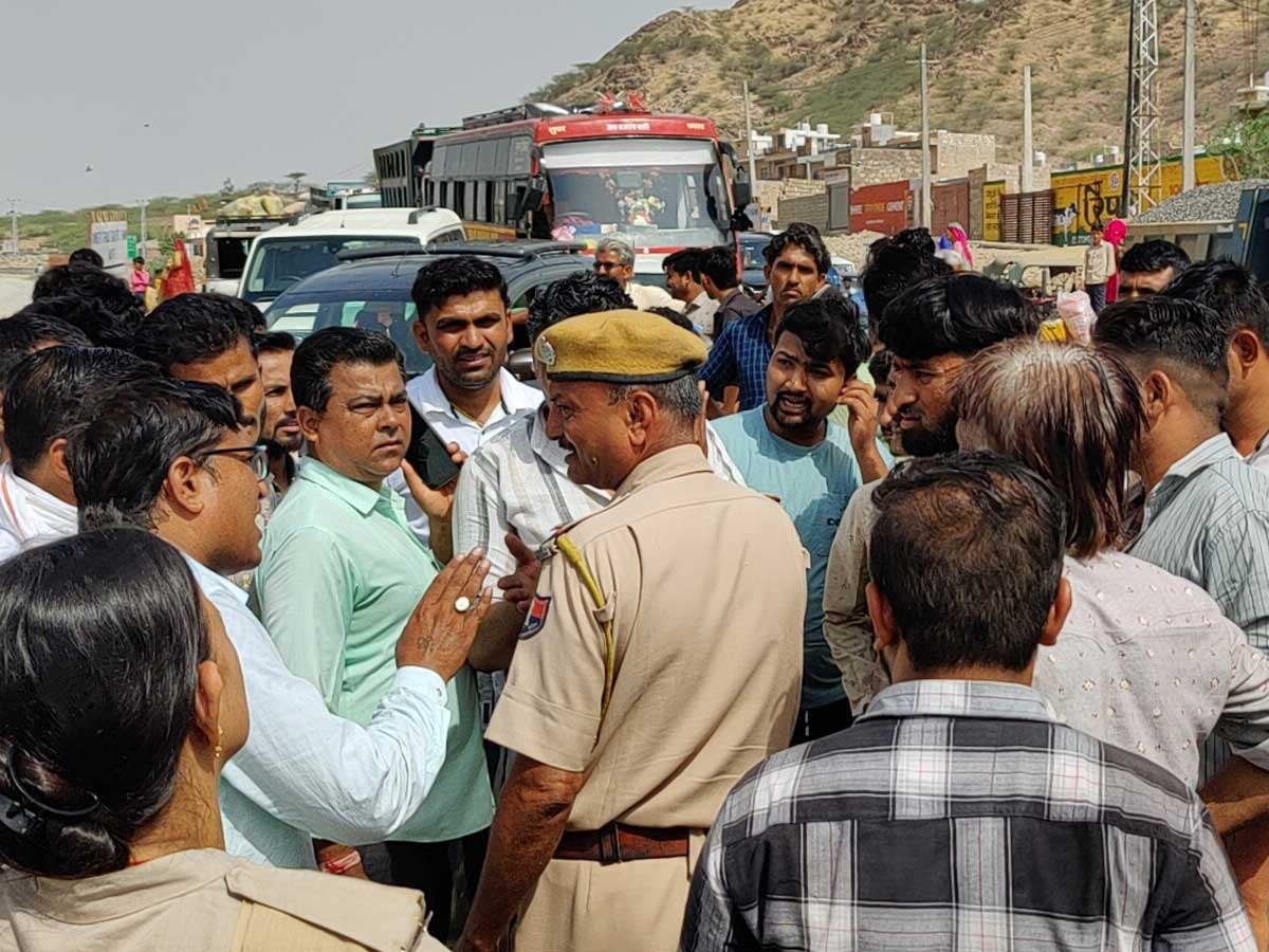 बाड़मेर में ओवर ब्रिज निर्माण कंपनी ने सर्विस लाइन पर किए बड़े-बड़े गड्ढे, लोगों ने गडरा रोड जाम कर किया प्रदर्शन 