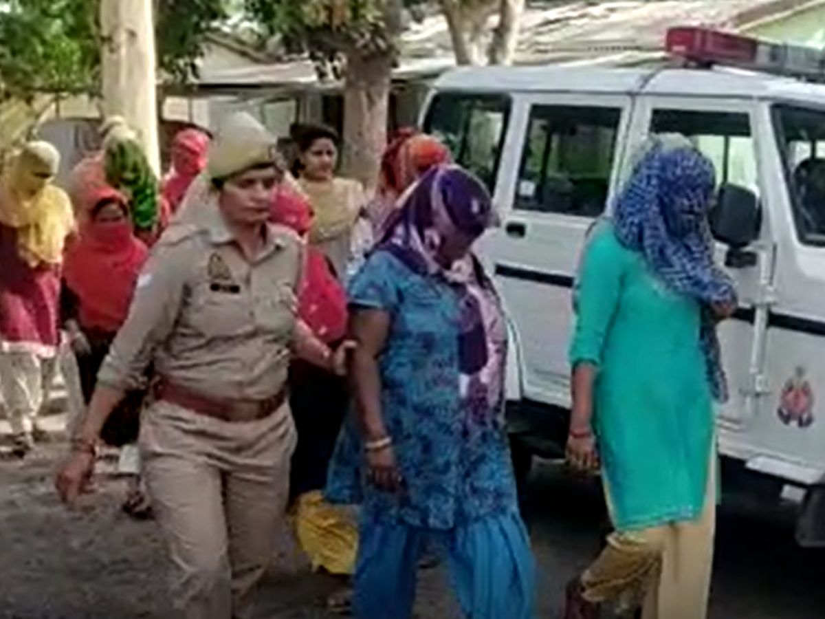 Sex racket running in Hapur UP Police arrested 12 accused including Nepali girls गाजियाबाद के बाद हापुड़ में सेक्/u200dस रैकेट का भंडाफोड़, नेपाल और बिहार की लड़कियां कर रही थीं