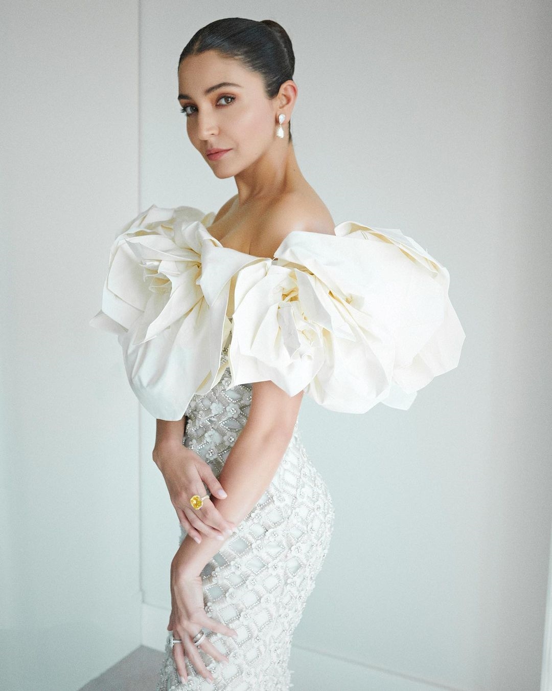 Anushka Sharma की कान्स 2023 में हुई एंट्री, ऑफ शॉल्डर गाउन में रेड कार्पेट पर दिखाया 'फैशन का जलवा'... 13 Anushka Sharma की कान्स 2023 में हुई एंट्री, ऑफ शॉल्डर गाउन में रेड कार्पेट पर दिखाया 'फैशन का जलवा'...