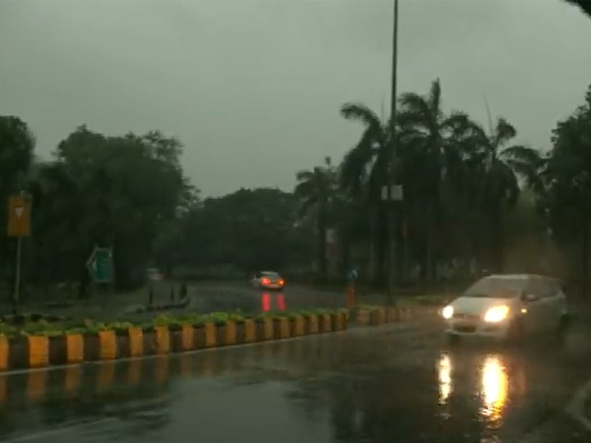Weather Update: दिल्ली-एनसीआर में मौसम ने बदली करवट, बादलों की गरज व तेज हवा के साथ बारिश