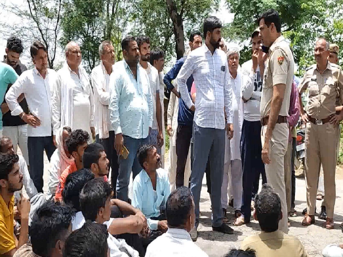 Mahendragarh News: बिजली का पोल गिरने से युवक की मौत, कार्रवाई न होने पर ग्रामीणों ने रोड किया जाम