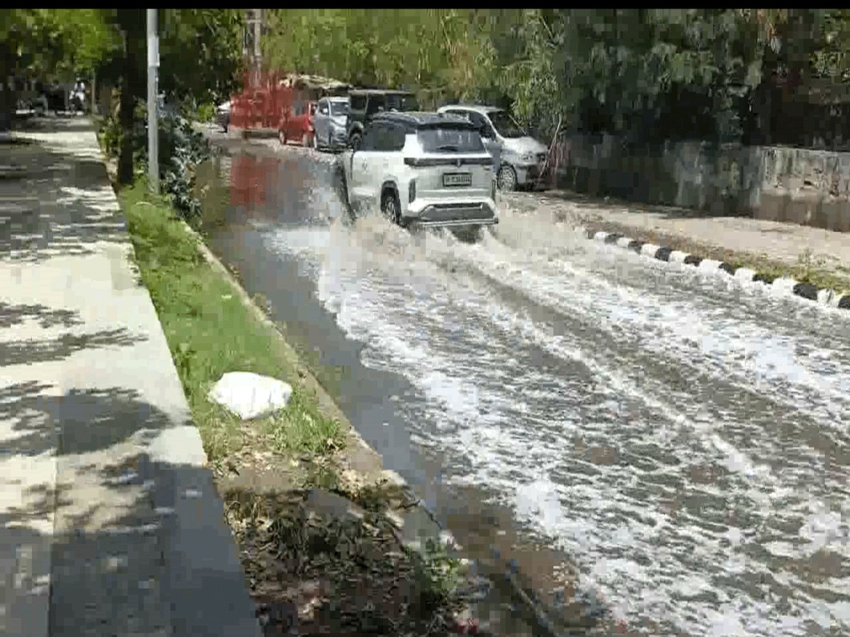 Delhi Rain Waterlogging: चंद घंटों की बारिश से सड़के हुई जलमग्न, सालों से परेशानी झेल रहे हैं लोग