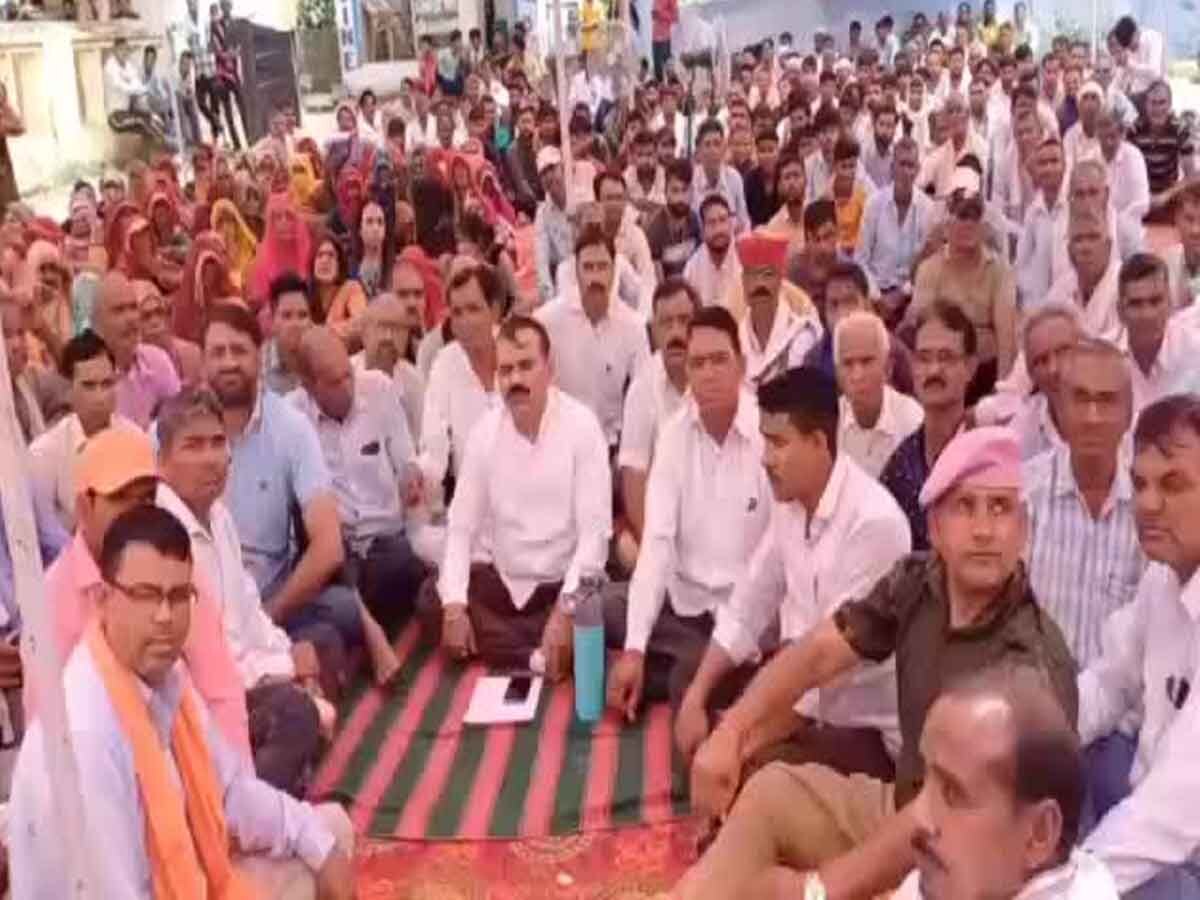 Jhunjhunu News : महिपाल मेघवाल की कथित हत्या के बाद गर्माया मामला, तीसरे दिन भी धरने पर परिजन