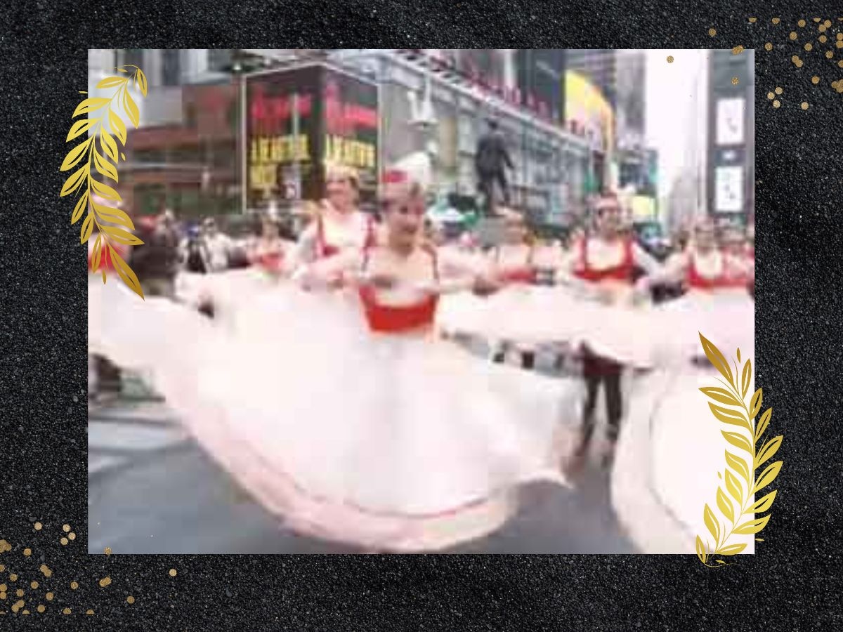 Video: Mughal E Azam के गाने ‘जब प्यार किया तो डरना क्या’ से गूंज उठा Times Square, कथक डांसर्स ने देख नजरें ना हटा पाए लोग