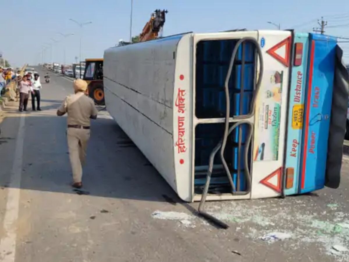 Bus Accident in Zirakpur: ਸਕੂਟੀ ਸਵਾਰ ਨੂੰ ਬਚਾਉਂਦੀ ਹੋਈ ਬੱਸ ਸੜਕ ਵਿਚਾਲੇ ਪਲਟੀ, ਕਈ ਜ਼ਖ਼ਮੀ