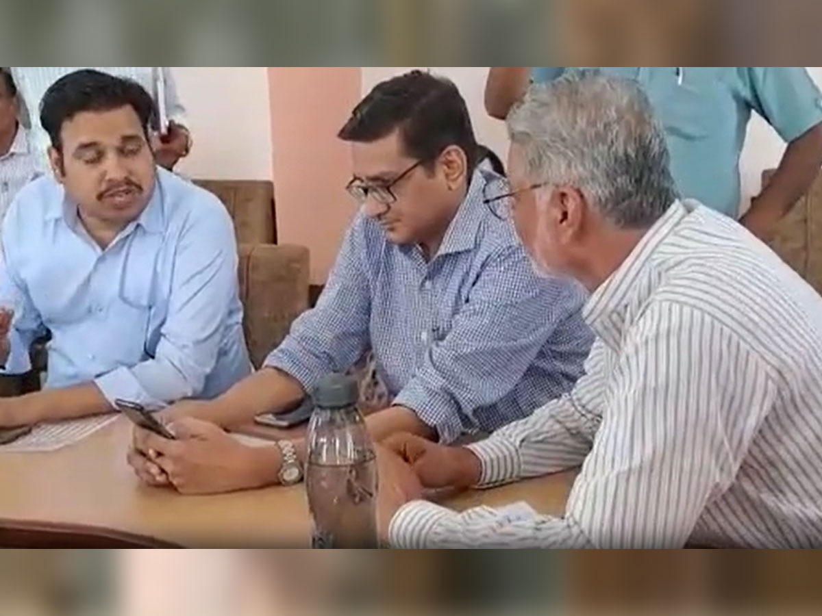 BJP MLA Fight Video: अचानक मीटिंग में बिगड़ी बात, अफसर को मारने दौड़े BJP विधायक; देखें वीडियो