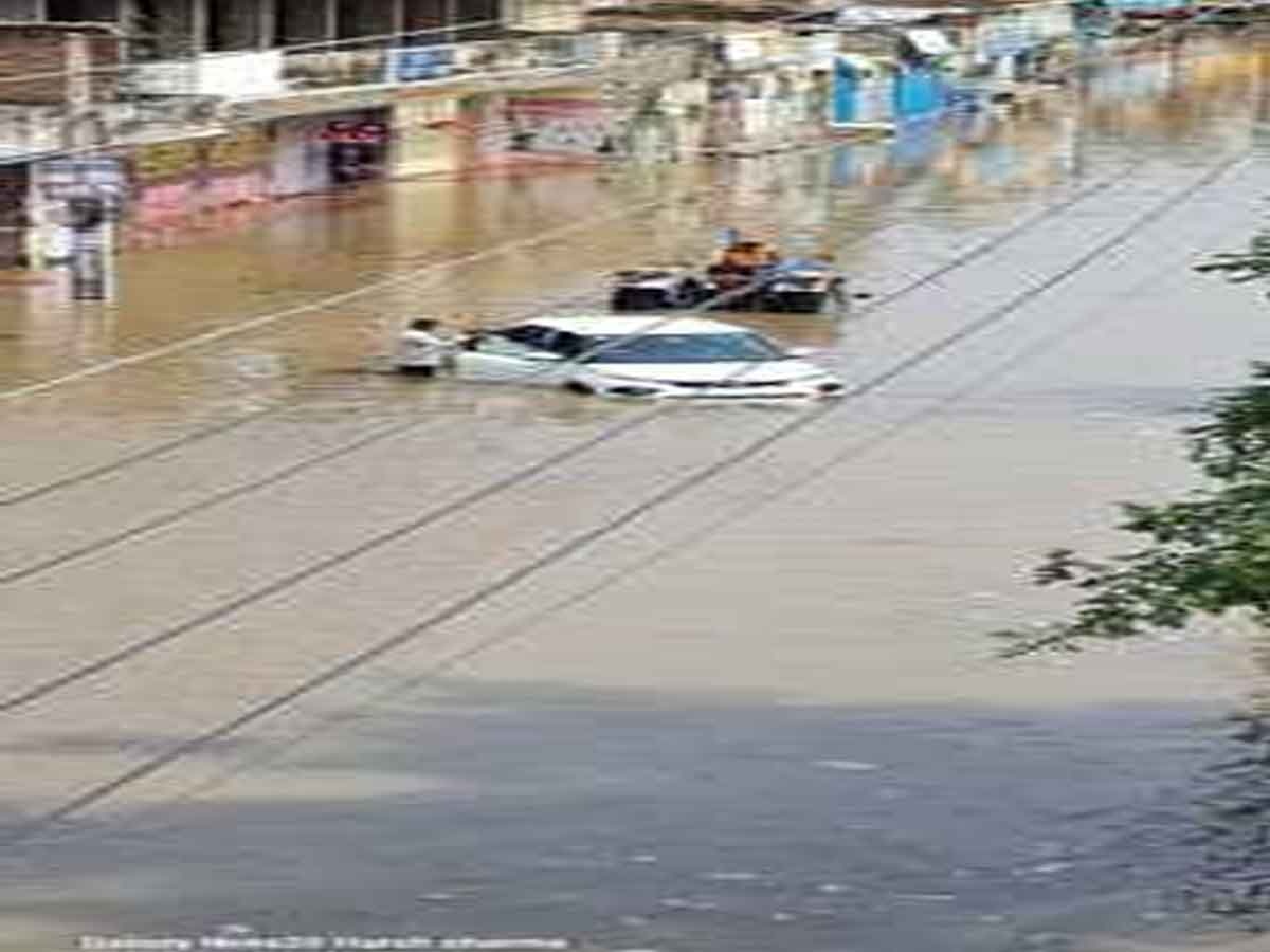 Sikar news: बारिश ने मचाया कहर, सड़कों पर भरे पानी से लोगो पर आई आफत 