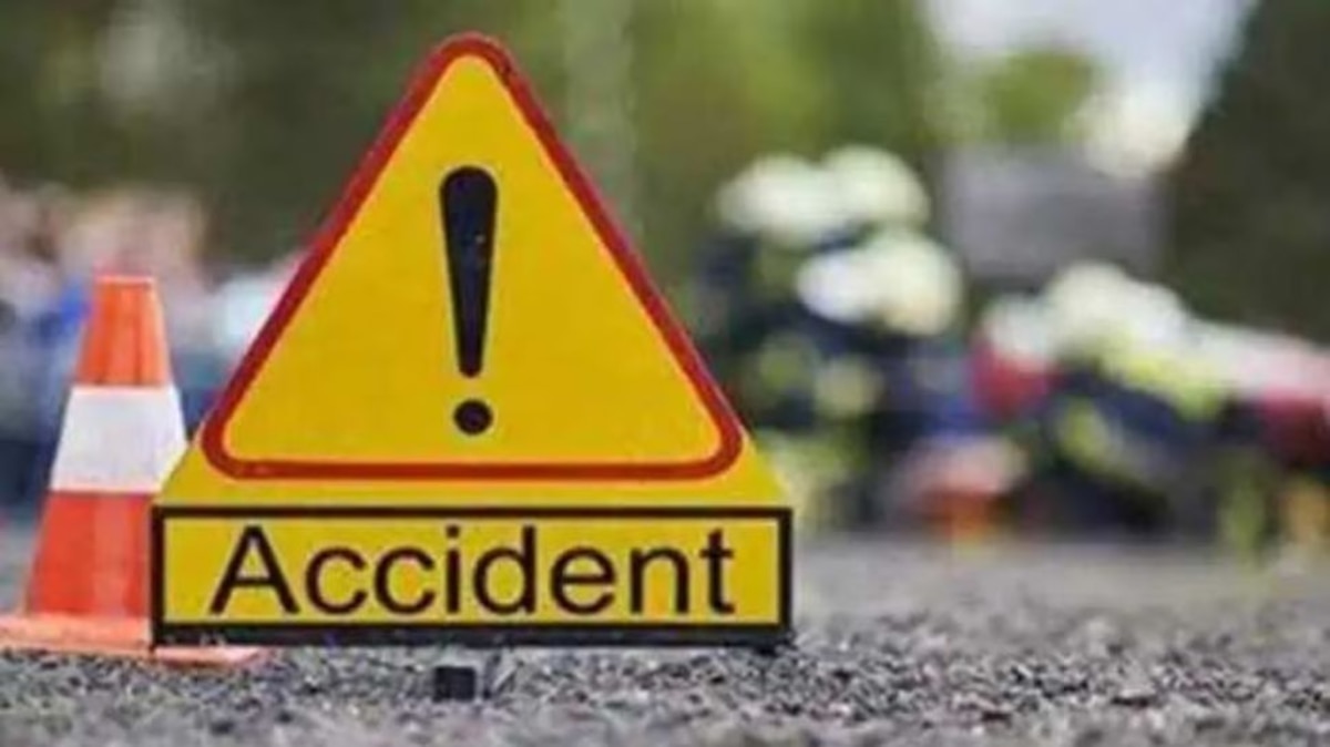 2 people died in Etawah road accident while taking over truck bus hit five  vehicles | इटावा में बड़ा सड़क हादसा, ट्रक ओवर टेक करते समय बस ने पांच  वाहनों को मारी