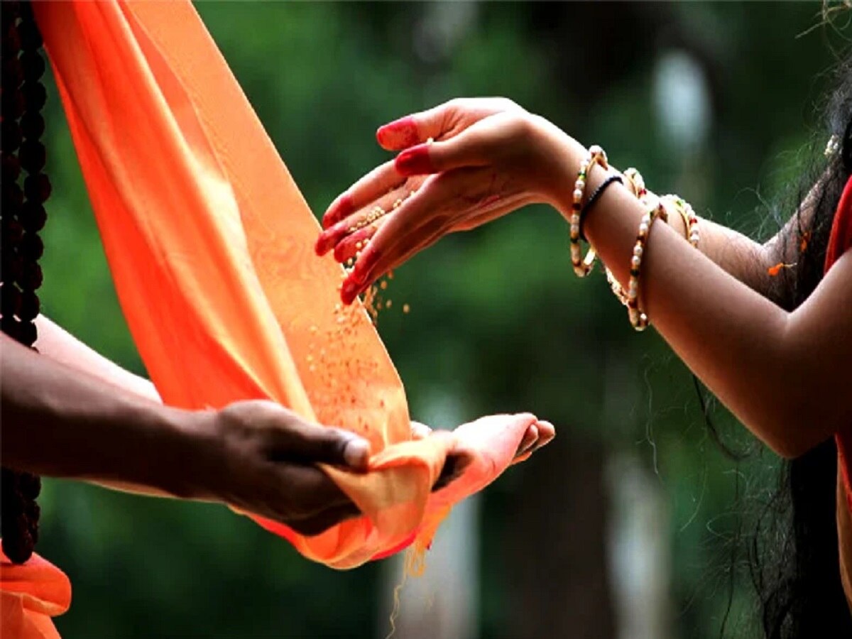 Aditya Mandal Daan: इस खास दान से सूर्य होंगे प्रसन्न, राजयोग का मिलेगा आशिर्वाद