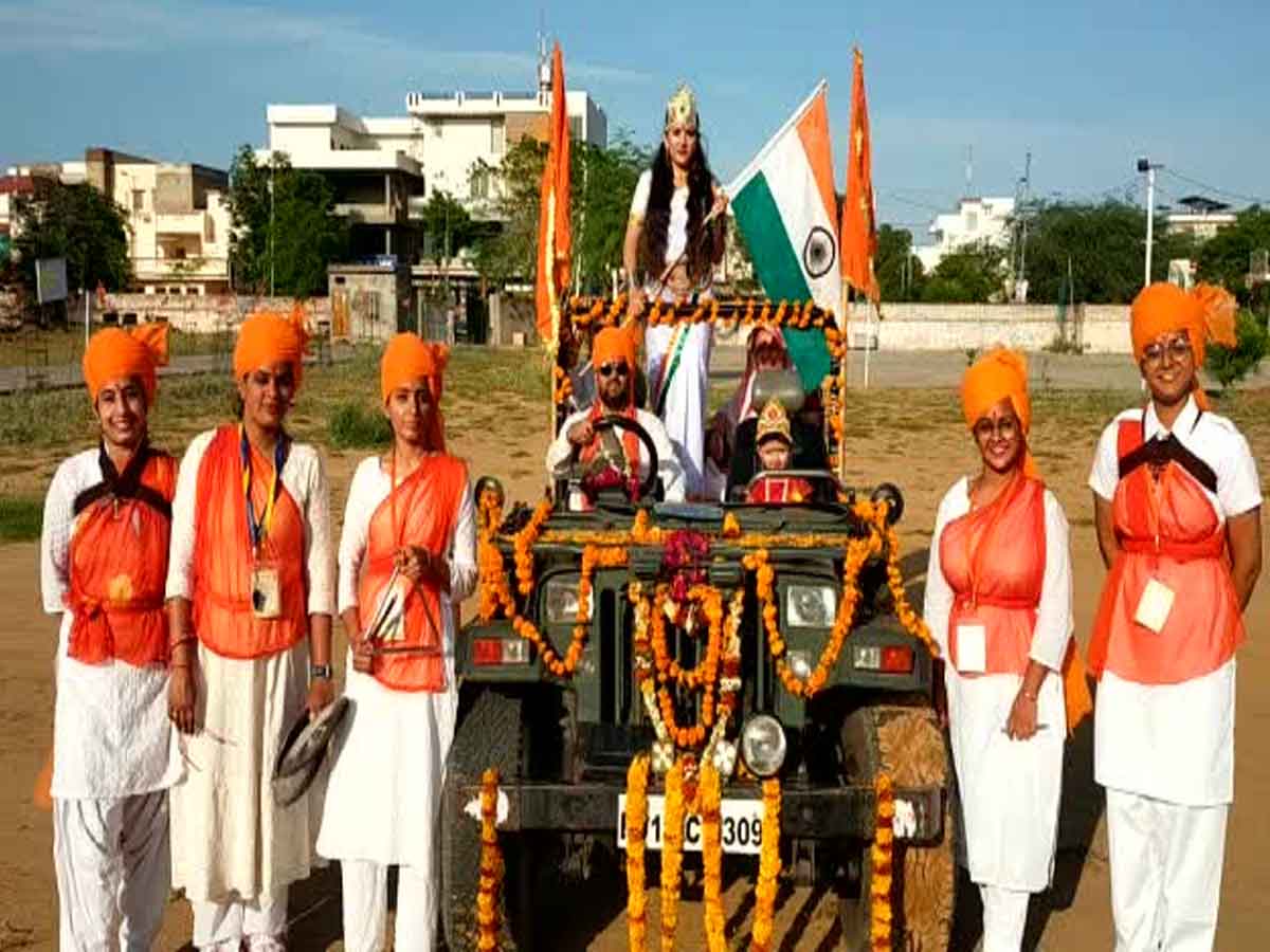 Jaipur news: VHP ओर से लाठी तलवार लिए कदमताल करती निकलीं युवतियां, शौर्य और शक्ति का हुआ संचार Jaipur news: VHP ओर से लाठी तलवार लिए कदमताल करती निकलीं युवतियां, शौर्य और शक्ति का हुआ संचार