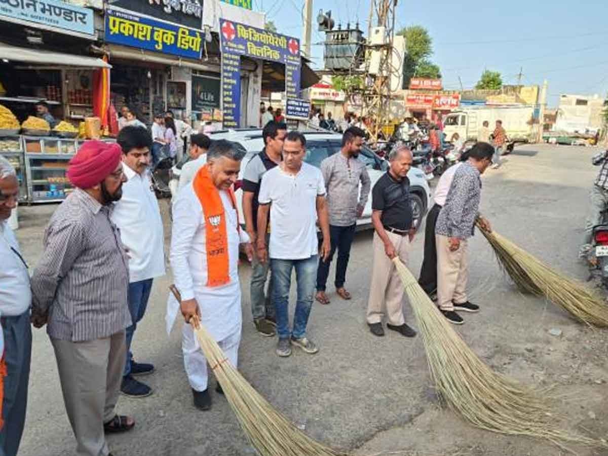 Ajmer news: भाजपा मंडल पदाधिकारियों ने किया सेवा कार्य, गांधी और अंबेडकर सर्किल पर की साफ-सफाई