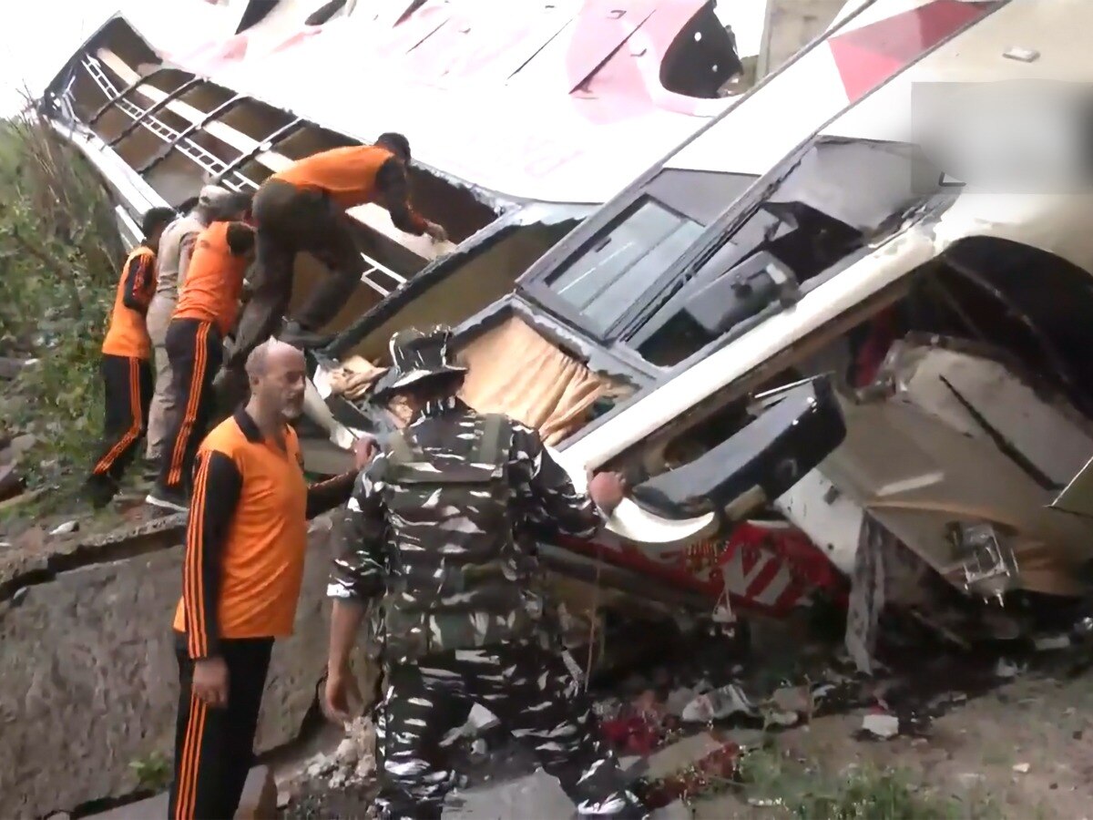 Bus Accident: अमृतसर से जम्मू के कटरा जा रही बस खाई में गिरी, 75 यात्री थे सवार; 10 की मौत 