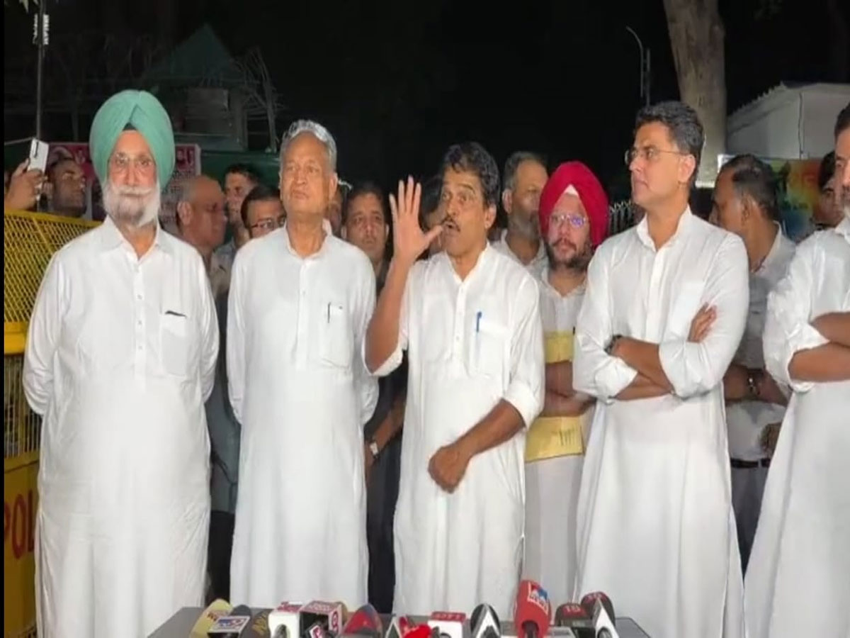 वेणुगोपाल ने किया साथ आने का दावा