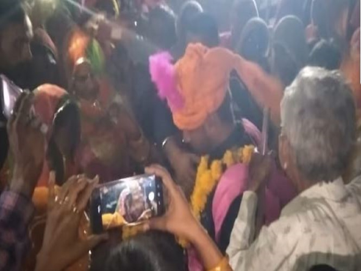 Wedding News: ବାନ୍ତି ଲାଗୁଛି କହି ଛୁ ମାରିଲା କନିଁଆ, ୧୩ ଦିନ ଧରି ବେଦିରେ ବସି ରହିଲା ବର... Wedding News: ବାନ୍ତି ଲାଗୁଛି କହି ଛୁ ମାରିଲା କନିଁଆ, ୧୩ ଦିନ ଧରି ବେଦିରେ ବସି ରହିଲା ବର...
