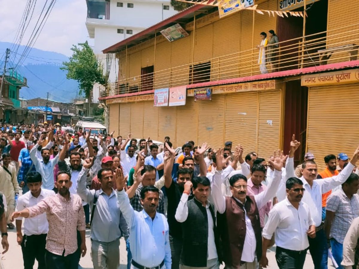 Uttarakhand News: यूपी के मुस्लिम लड़के भगा ले गए उत्तराखंड की लड़की, उत्तराखंड में बाहरी दुकानदारों के खिलाफ खोला मोर्चा Uttarakhand News: यूपी के मुस्लिम लड़के भगा ले गए उत्तराखंड की लड़की, उत्तराखंड में बाहरी दुकानदारों के खिलाफ खोला मोर्चा