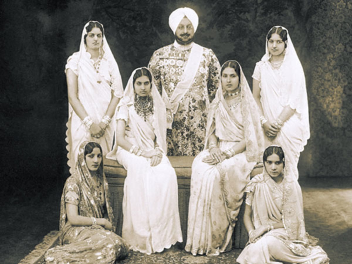 Mughal Haram : कौन था वो रंगीन राजा जिसने अपनी वासना के लिए बनवाया था अलग महल, 300 रानियाों के साथ हरम में खेलता था खेल Mughal Haram : कौन था वो रंगीन राजा जिसने अपनी वासना के लिए बनवाया था अलग महल, 300 रानियाों के साथ हरम में खेलता था खेल
