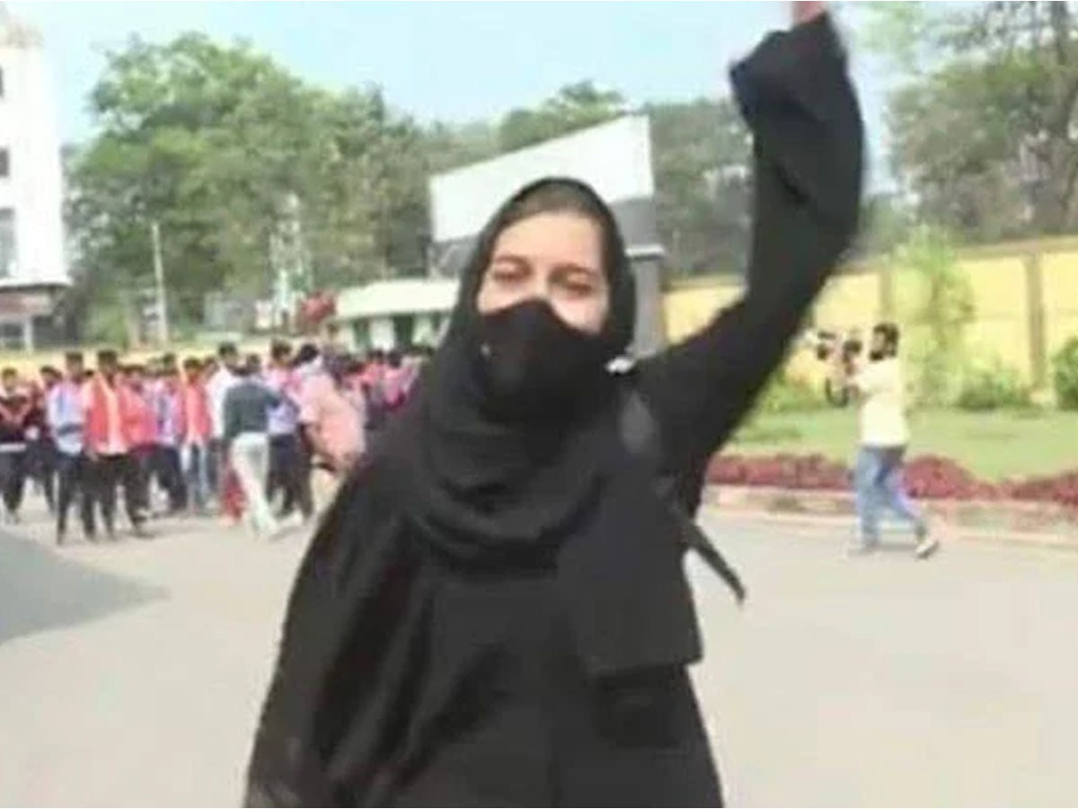 Hijab मामले पर शिक्षा मंत्री का बड़ा बयान, BJP के ज़रिए बदले गए सिलेबस की होगी समीक्षा