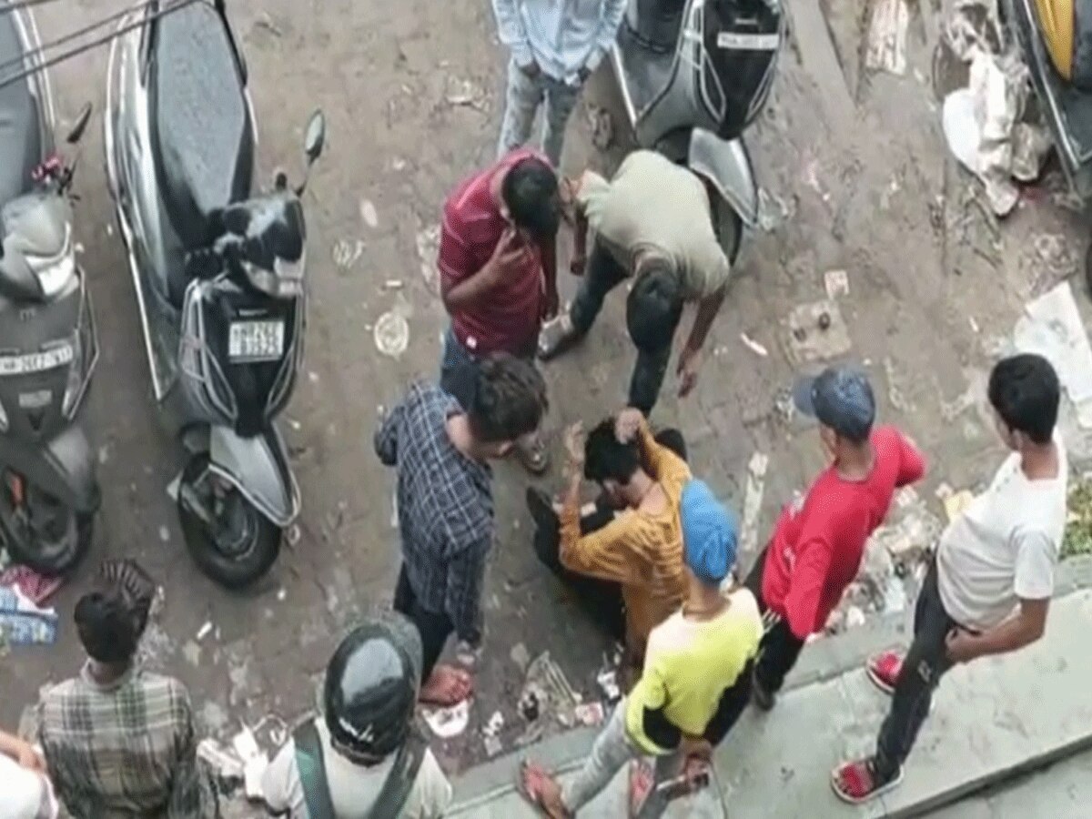 Gurugram Crime: चप्पल चोरी करने पर भरे बाजार में युवक की पिटाई, वीडियो वायरल